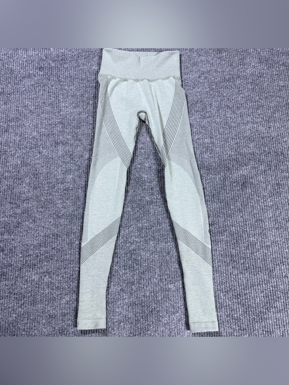 Lululemon Aerial Silk Tight 26" Size 4 Sage Green Seamless High Rise Leggings